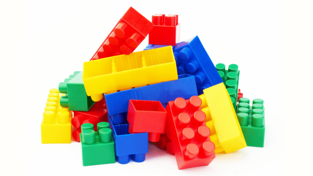 Grote legoblokken in geel, groen, rood en blauw