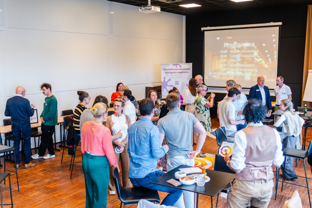 Deelnemers ontdekken via interactieve Lumina-oefeningen hoe verschillen kunnen leiden tot meer verbinding, samenwerking en complementariteit. Mijn voorkeur gaat uit naar die laatste versie, omdat die niet alleen beschrijft wat er op de foto gebeurt, maar ook meteen de essentie van het Spark Experience Café weergeeft.