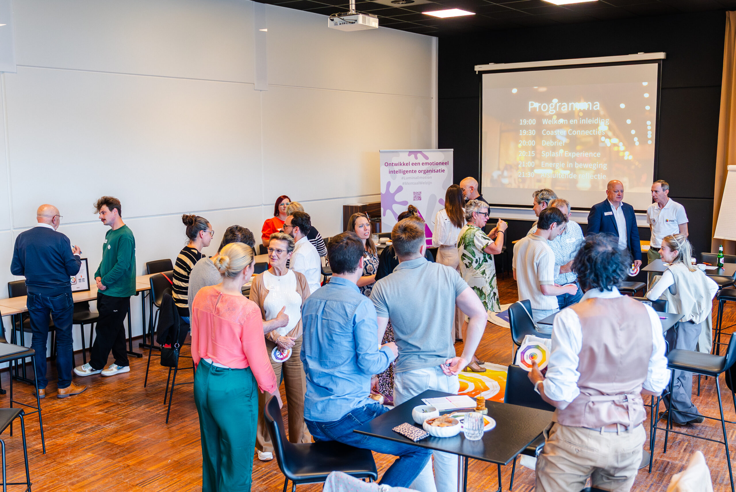 Deelnemers ontdekken via interactieve Lumina-oefeningen hoe verschillen kunnen leiden tot meer verbinding, samenwerking en complementariteit. Mijn voorkeur gaat uit naar die laatste versie, omdat die niet alleen beschrijft wat er op de foto gebeurt, maar ook meteen de essentie van het Spark Experience Café weergeeft.